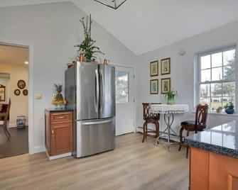 Beautiful historic home in Stony Brook! - Stony Brook - Dining room