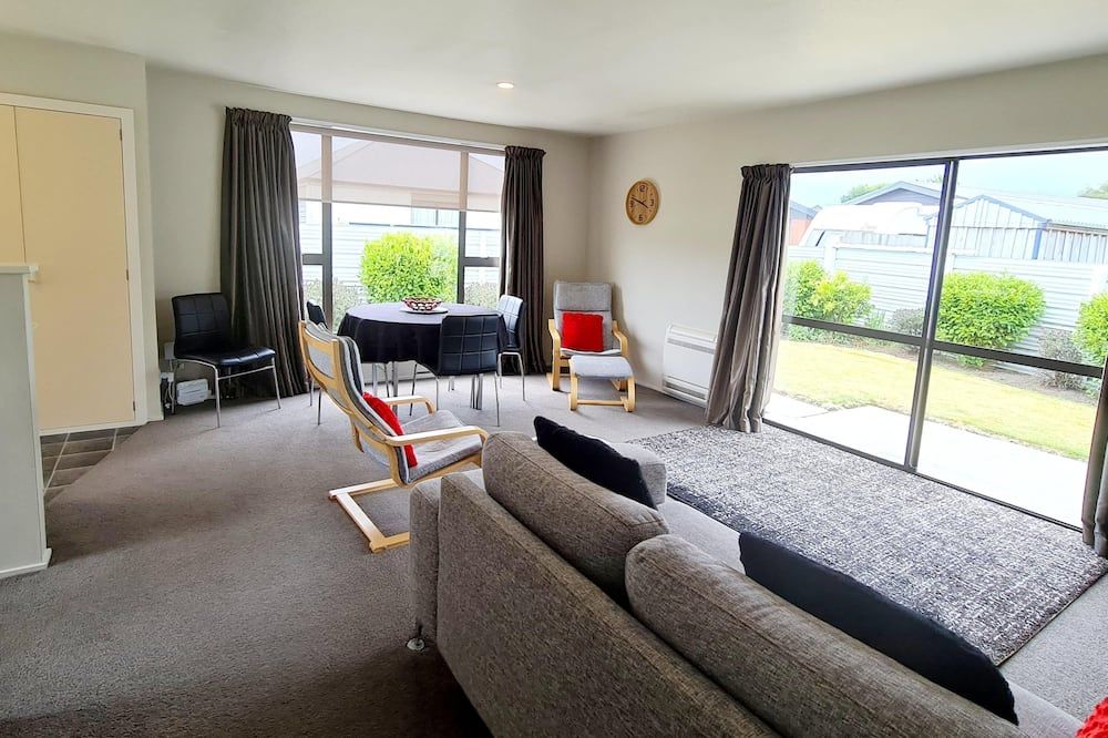 Entire House - Warm - Central and Convenient - Ashburton - Living room