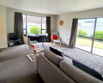 Entire House - Warm - Central and Convenient - Ashburton - Вітальня