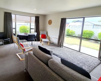Entire House - Warm - Central and Convenient - Ashburton - Living room
