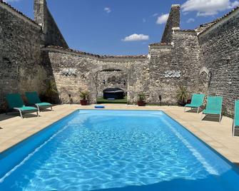 1854 Chassors- Charente gîte - 4- heated pool & Jacuzzi, amazing facilities - Chassors - Piscina