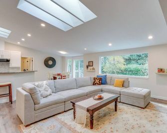 Modern Bellingham Home for work & play, beach access - Bellingham - Sala de estar