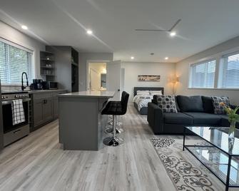 Separate Sunny Studio close to the Beach! - Gibsons - Salon