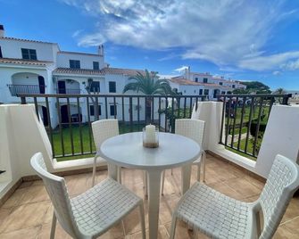 Oasis Calan Porter con piscinas y junto la playa - Cala en Porter - Balcón