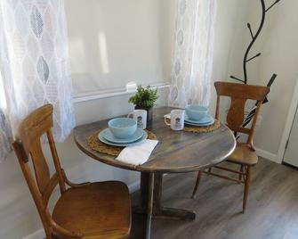 Cabin 1 - Cabins on Kearney Hill with WiFi, AC - Nebraska City - Essbereich