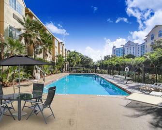 Baymont by Wyndham Orlando/International Dr/Universal Blvd - Orlando - Piscina