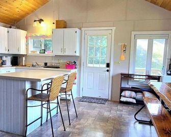 Cozy 3-bedroom Lakefront camp on Great Pond in Belgrade Maine w/ WiFi, AC - Belgrade - Cocina