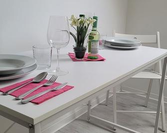 Berg Messe Dg 1zi, K,D,b Parkplatz, W-Lan, Homeoffice - Bergisch Gladbach - Dining room