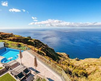 The Cliffhouse by LovelyStay - Fajã da Ovelha - Piscina