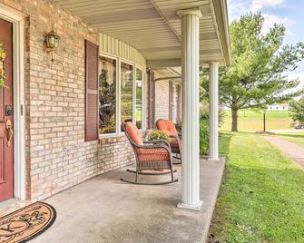 Charming Williamstown Retreat w/ Private Yard - Williamstown - Patio