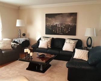 Sarnia Secret - Big, Private 3 Br/2 Ba Apt By Hwy - Sarnia - Living room