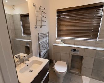 Scalloway Hotel - Scalloway - Bathroom