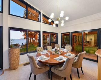Immaculate Oceanfront 4 Bedroom Home In The Heart Of Wine Country - Cobble Hill - Dining room