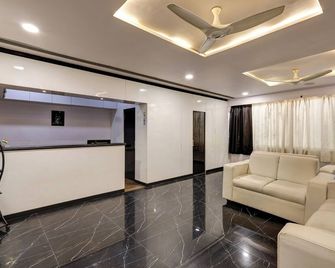 Treebo Blak & Wite Rk Beach - Visakhapatnam - Front desk