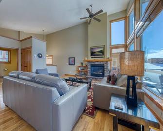 The Residences at Fairmont Ridge - Fairmont Hot Springs - Living room
