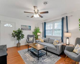 Central 3 Br- W/D + Dogs Ok! - Norfolk