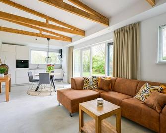 Radiant bungalow with garden - Sint Maartensbrug - Sala de estar