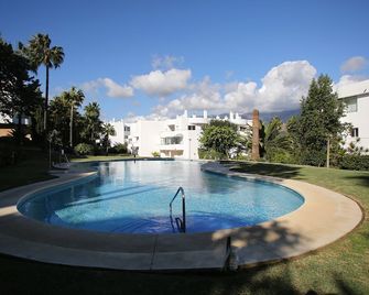 Sunny Golf Apartment - Estepona - Zwembad