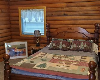 Vineyard Cabin Rental - Murphy - Bedroom