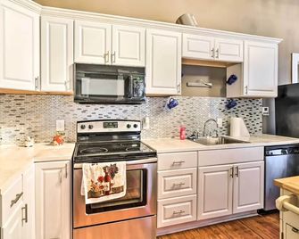 Stylish Vicksburg Apt with Porch - 2 Mi to Casino! - Vicksburg - Kitchen