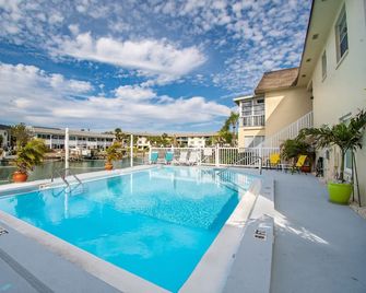 Funshine Pointe Capri - Treasure Island - Piscina