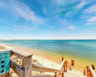 Cozy condo retreat with harbor views and perfect Provincetown location - Provincetown - Beach