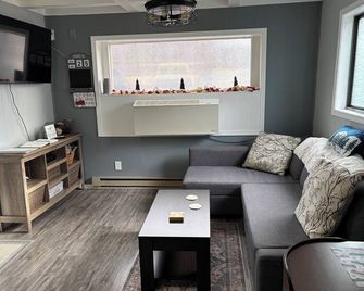Whispering Pines - a Charming 2-bedroom cabin with WiFi, AC in serene Pipestem - Pipestem - Living room