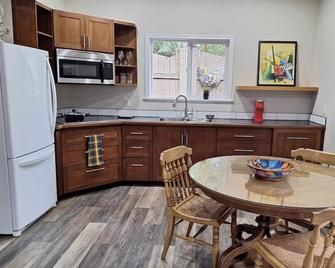 Cottage/Studio in Cobble Hill Village - hiking, wineries and more\n - Cobble Hill - Kitchen