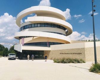 Domaine Pont Juillet - Fontaines - Edificio