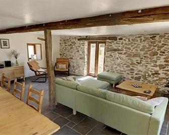 Spacious Barn With Pool In Peaceful Hamlet Location - Tauriac-de-Naucelle - Sala de estar