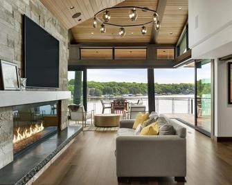 Lake house with all the amenities, sauna, steam showers, heated floors, Josh AI, - Excelsior - Living room