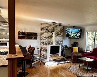 Charming, 3 BR Home on a corner lot in Mount Vernon. - Mount Vernon - Obývací pokoj