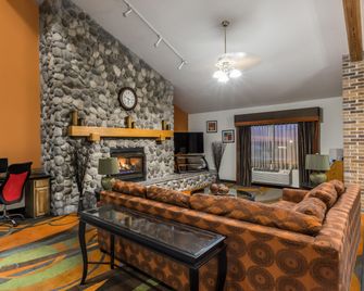 Ramada By Wyndham Platte City Kci Airport - Platte City - Вітальня
