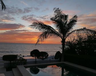 villa foot in the water, facing the sea - Nianing - Pool