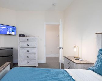 Urban 2-Story Remodeled Townhouse Retreat - Hartford - Bedroom
