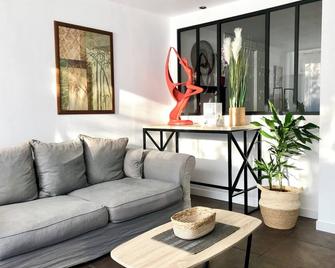 PROMO: Dream vacation with Jacuzzi sea view in an exotic tropical setting. - La Cadière-d'Azur - Living room