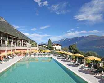 Residence Borgo Dei Limoni - Appartamenti con Garage - Gargnano