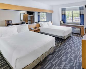 Microtel Inn & Suites by Wyndham Plattsburgh - Plattsburgh - Bedroom