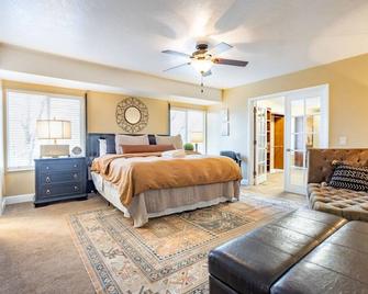 Spacious Stay near Airport, Downtown & Ski Resorts - North Salt Lake - Bedroom