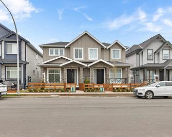 Levida Living - Cozy 2 Bedroom Suite at the Heart of Langley - Langley - Building