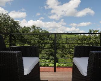 3 units of cabins near La Fortuna with AC, 3 hot tubs, pool, WiFi - La Fortuna - Balcony