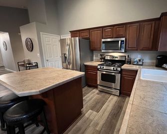 Comfortable home near Outlets, Wineries and Tulip Festival - Woodburn - Cocina
