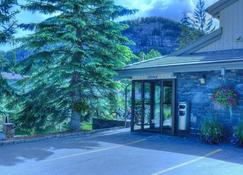 Quiet + Cozy Rockies Condo | Rundle View Balcony! - Banff - Budova