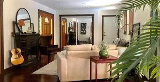Davis Brook Retreat - Sechelt - Living room