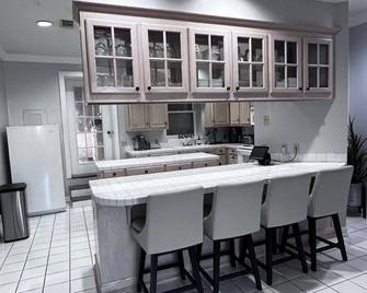Loft in the Heart of Downtown: Steps Away from Restaurants, Bars & the Stadium - Tuscaloosa - Kitchen