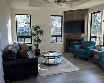 Two bedroom with river access - Redding - Sala de estar