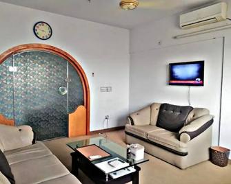 Fully furnished Flat for Family, tourist, vacation - Karachi - Living room