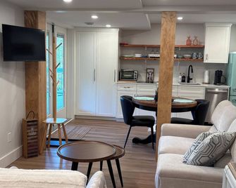 Cozy suite for two on Sproat Lake, footsteps away from the beach. - Port Alberni - Living room