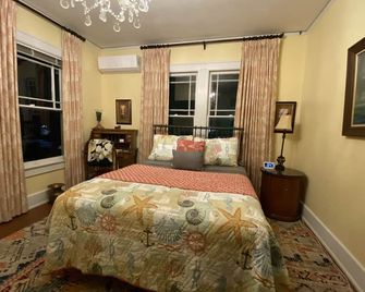 The Strand Room @ The Aveo! Full Hot Breakfast! 4 Block To Beach! Gvr04326 - גאלבסטון - חדר שינה