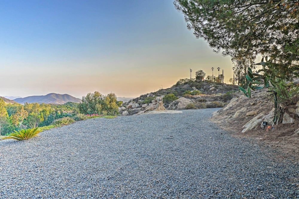 Hot Tub And Balcony Rainbow Retreat Near - Fallbrook - Outdoor view